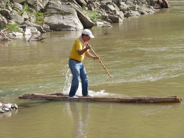 NAVEGANDO EN BALSA NATIVA